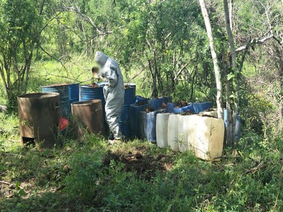 Aseguran una Jeep Gladiador, armas, cartuchos y 90 explosivos en Badiraguato; también narcolaboratorio por 37 mdp en Cosalá