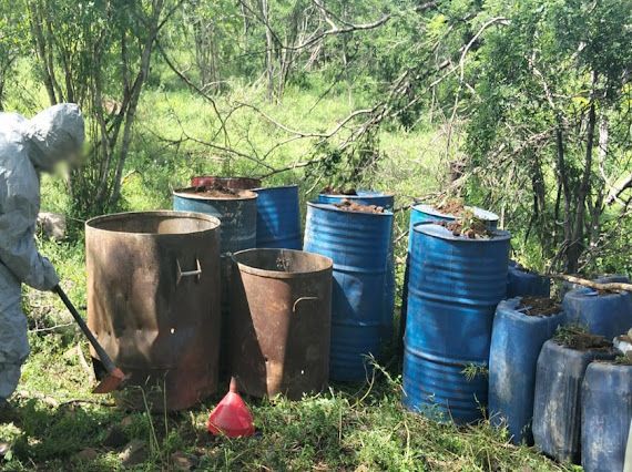 Aseguran una Jeep Gladiador, armas, cartuchos y 90 explosivos en Badiraguato; también narcolaboratorio por 37 mdp en Cosalá