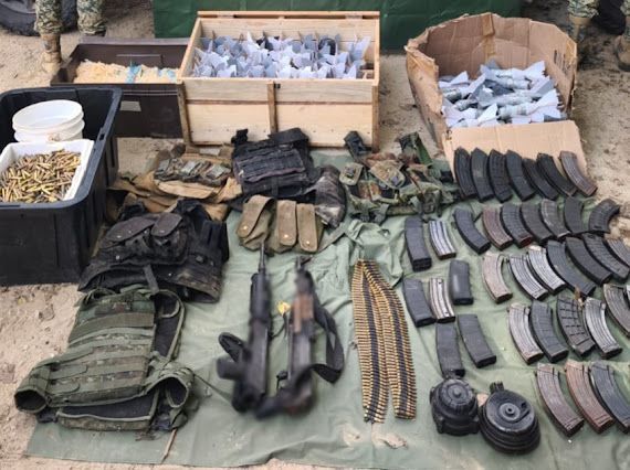 Aseguran una Jeep Gladiador, armas, cartuchos y 90 explosivos en Badiraguato; también narcolaboratorio por 37 mdp en Cosalá