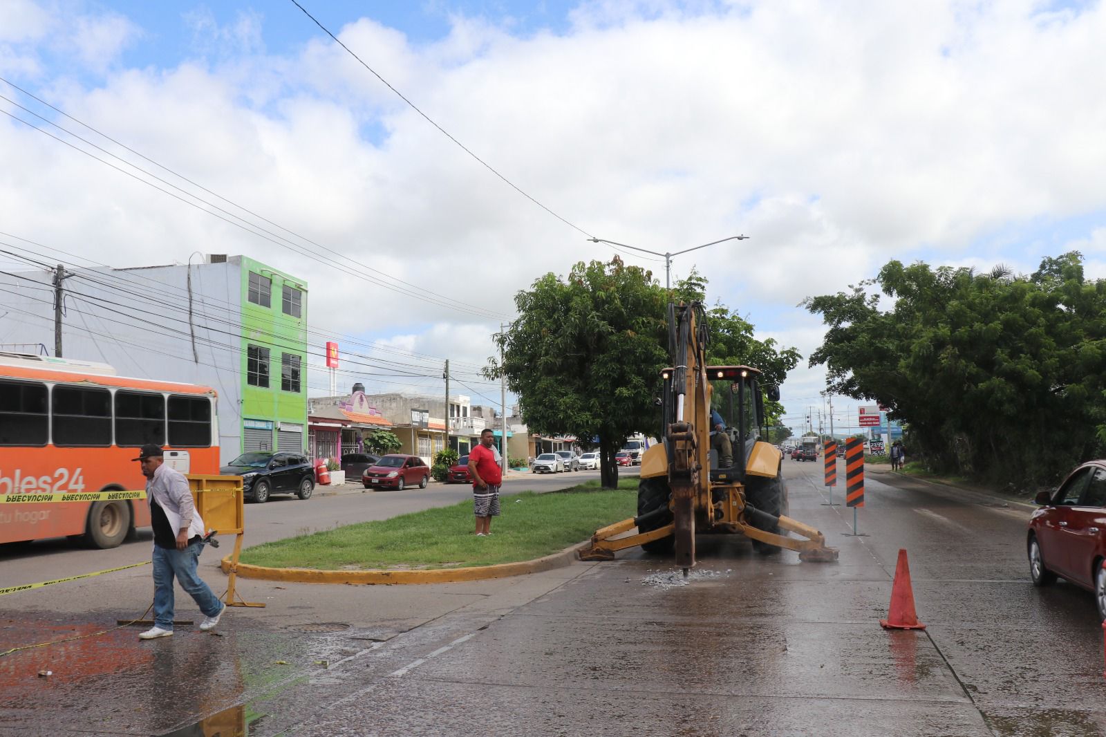 Cambian circulación para reparar socavón en Mazatlán, Sinaloa