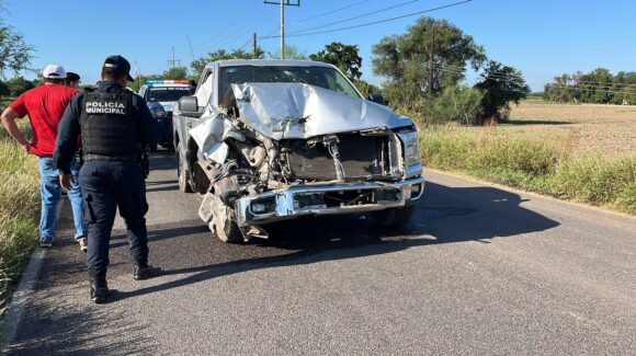 Camioneta cae a dren tras choque por alcance en la carretera a Nío, en Guasave, Sinaloa