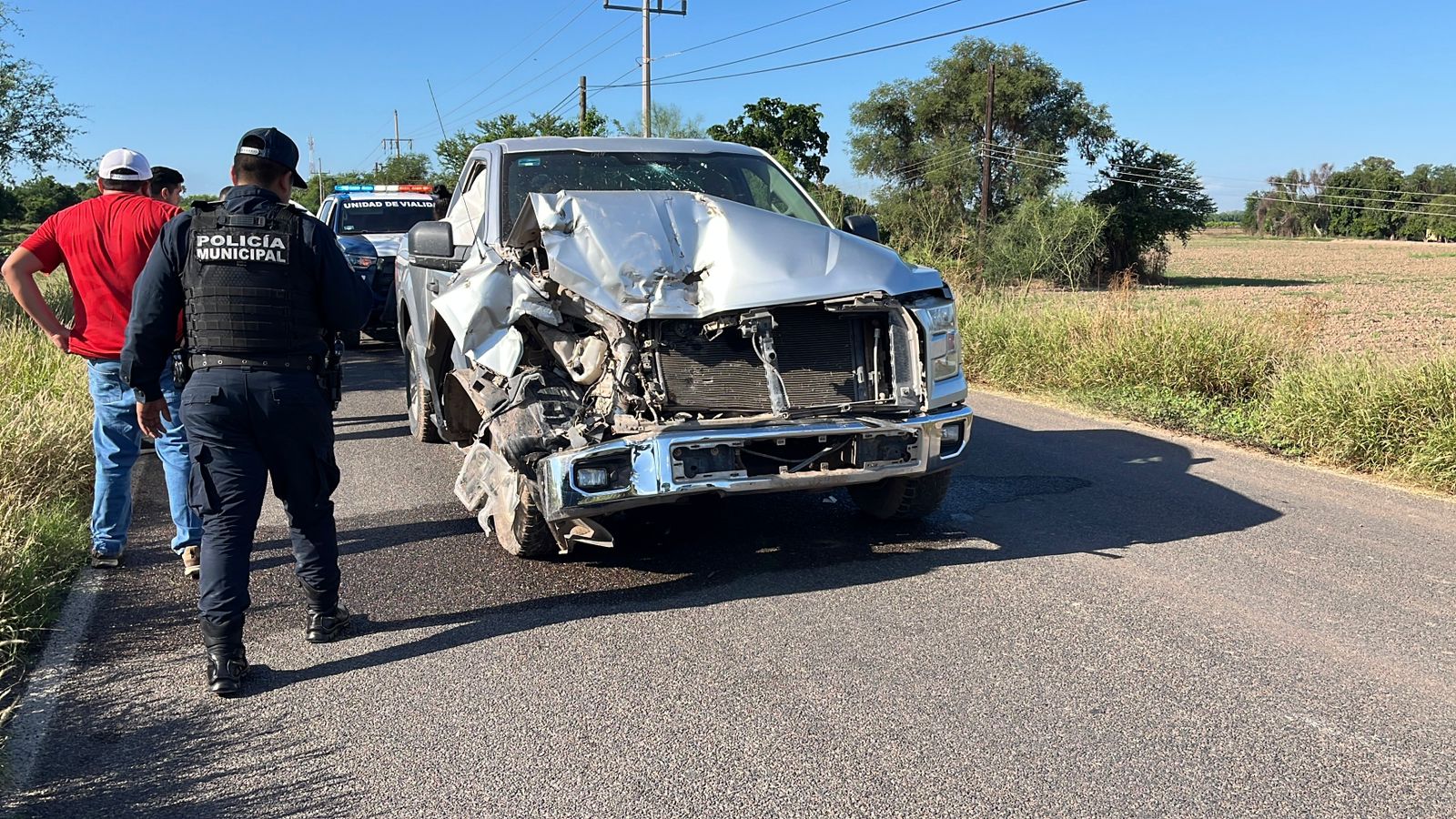 Camioneta cae a dren tras choque por alcance en la carretera a Nío, en Guasave, Sinaloa