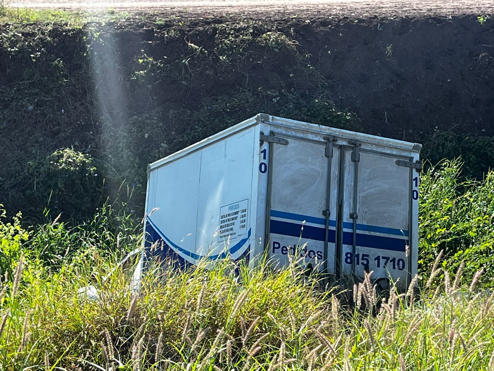 Camioneta cae a dren tras choque por alcance en la carretera a Nío, en Guasave, Sinaloa