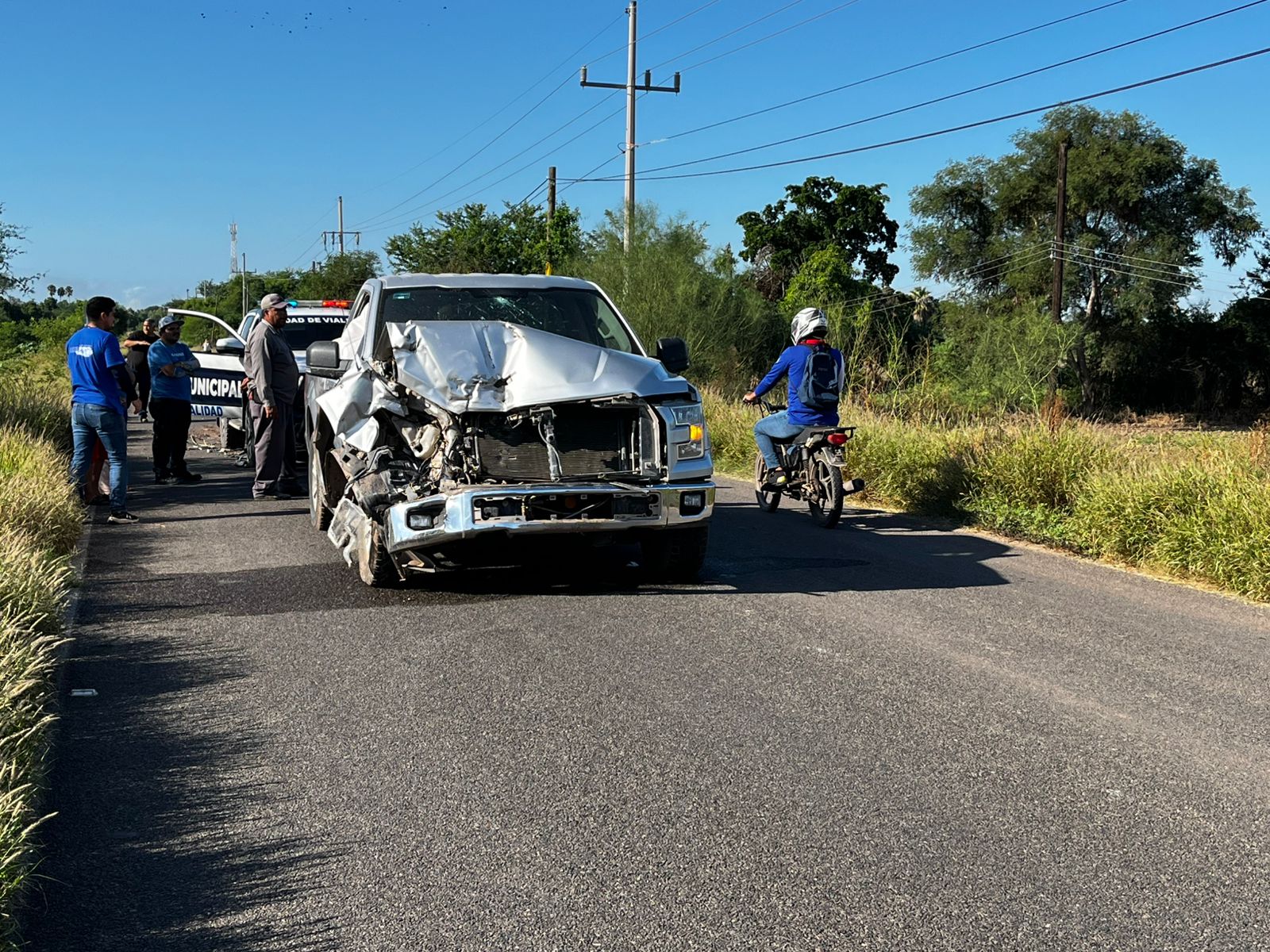 Camioneta cae a dren tras choque por alcance en la carretera a Nío, en Guasave, Sinaloa