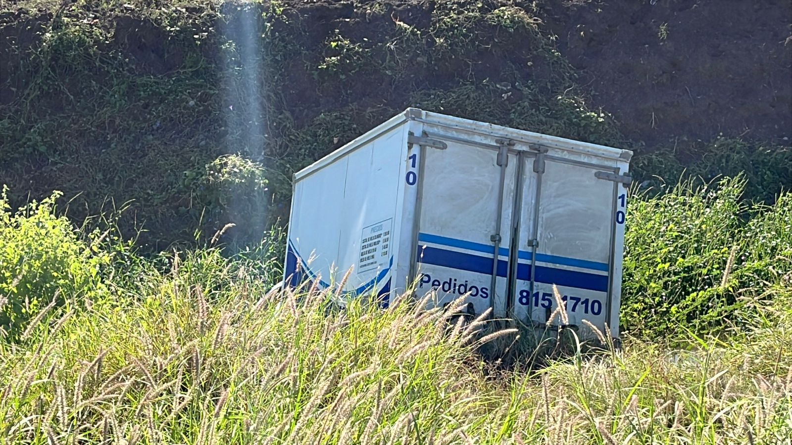 Camioneta cae a dren tras choque por alcance en la carretera a Nío, en Guasave, Sinaloa