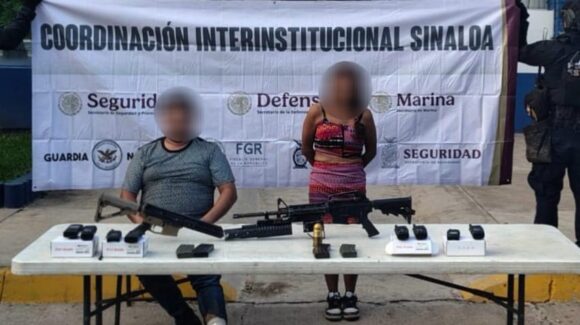 Capturan a una mujer y un hombre con fusiles y un lanzagranadas en Villa Juárez, Navolato