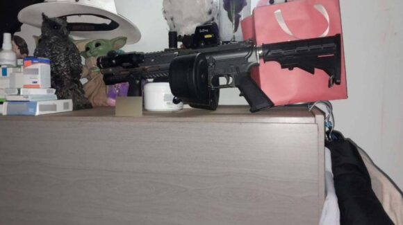 Cateo en Azcapotzalco; detienen a hombre con drogas, armas de fuego y lanzagranadas