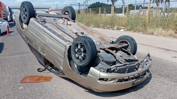 Choque con volcadura deja un lesionado en la carretera Internacional México 15, en Guasave, Sinaloa
