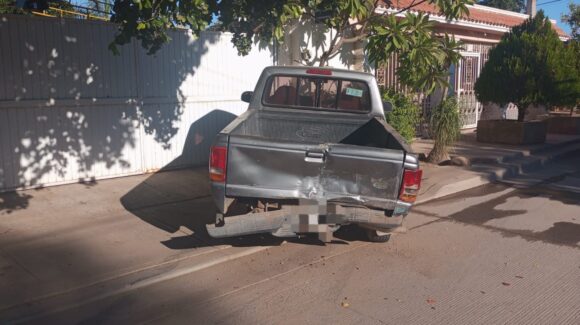 Choque contra vehículos estacionados en Guasave, Sinaloa deja solo daños materiales