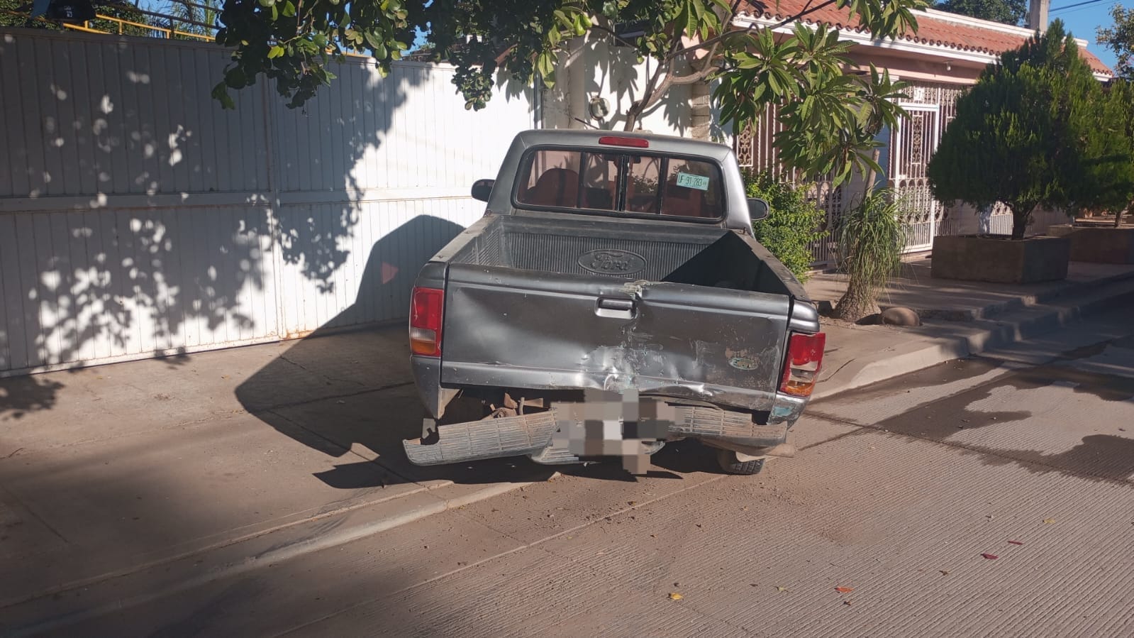 Choque contra vehículos estacionados en Guasave, Sinaloa deja solo daños materiales
