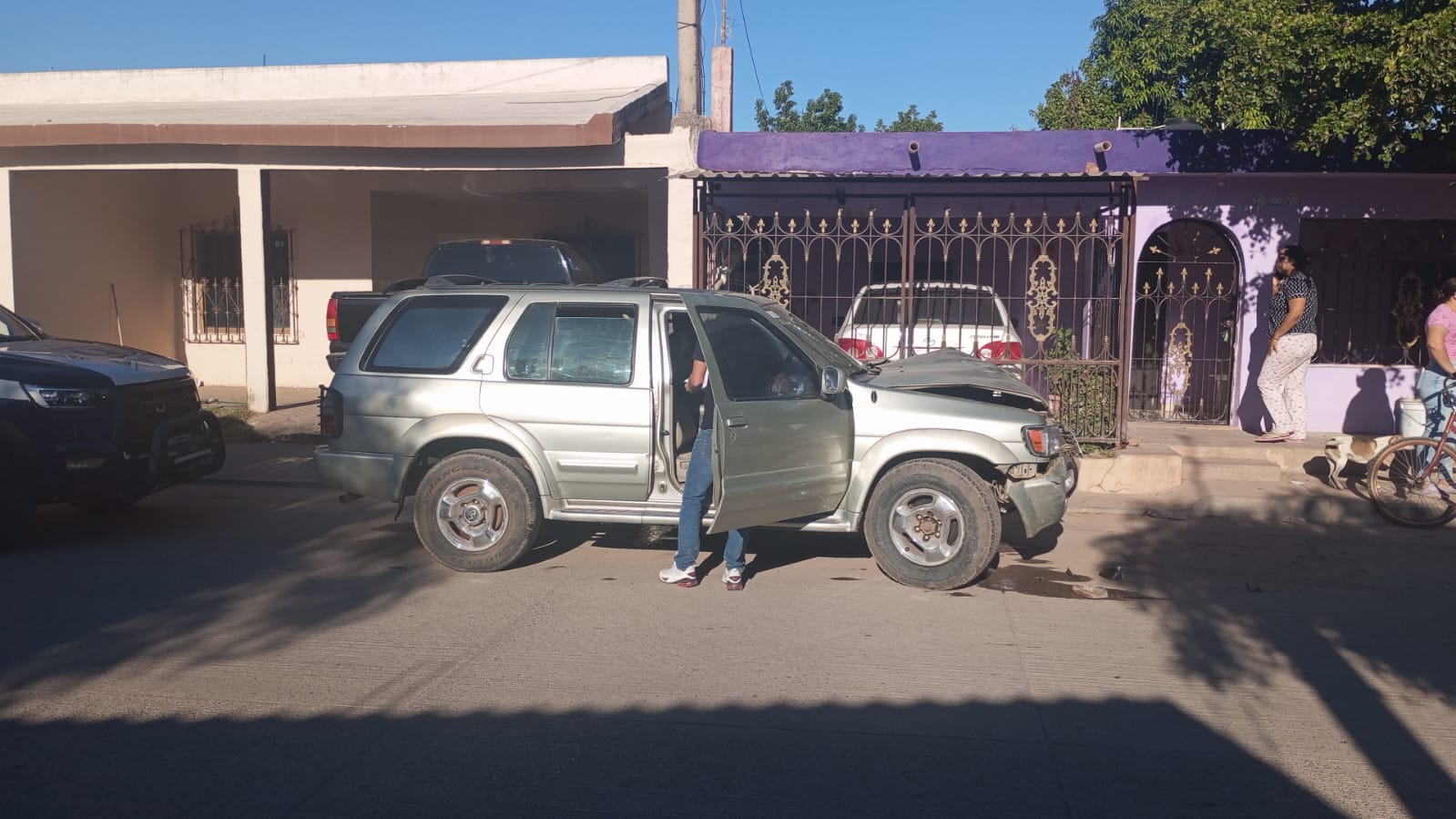 Choque contra vehículos estacionados en Guasave, Sinaloa deja solo daños materiales