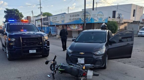 Choque entre auto y motocicleta en la colonia Las Huertas de Guasave, Sinaloa deja un lesionado leve