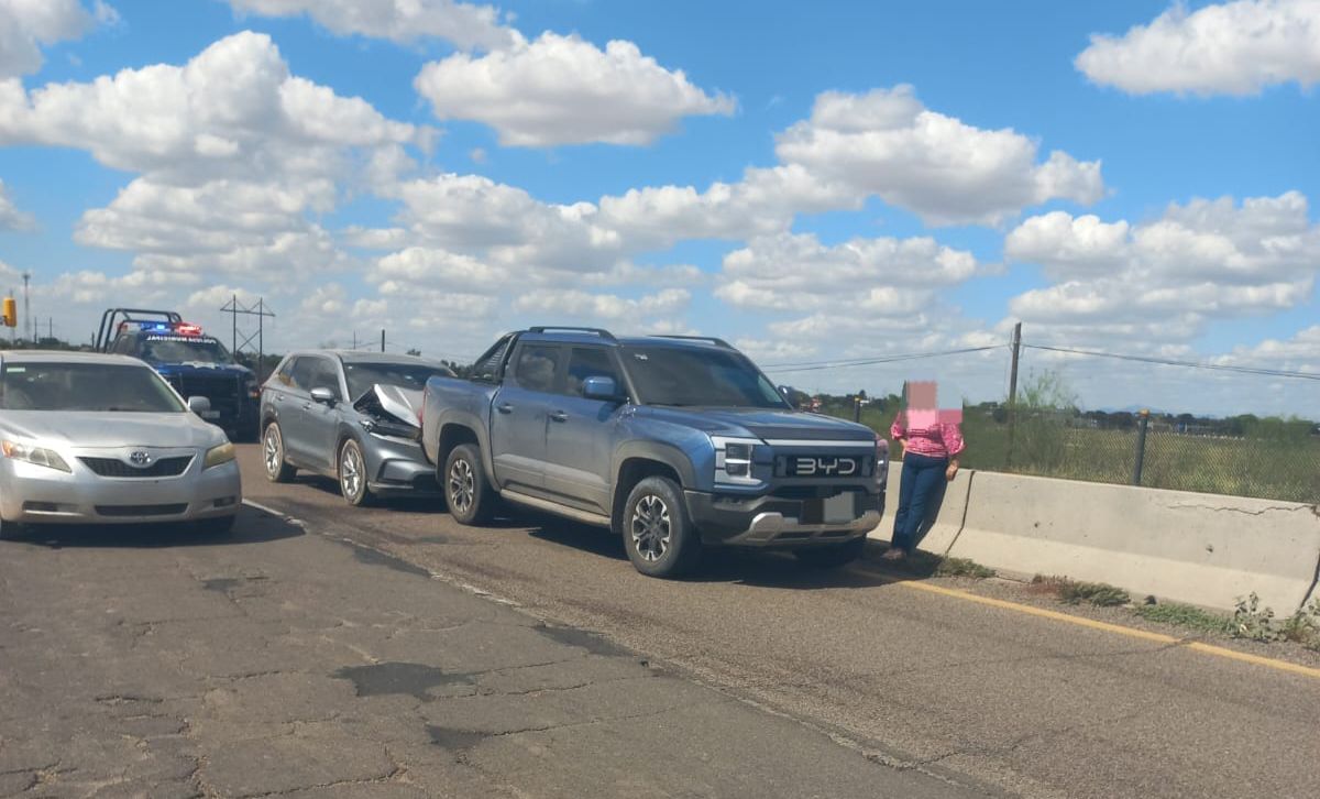 Choque entre dos camionetas en la carretera México 15 de Guasave, Sinaloa deja solo daños materiales