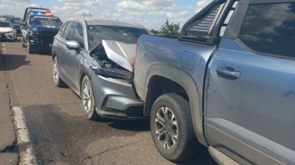 Choque entre dos camionetas en la carretera México 15 de Guasave, Sinaloa deja solo daños materiales