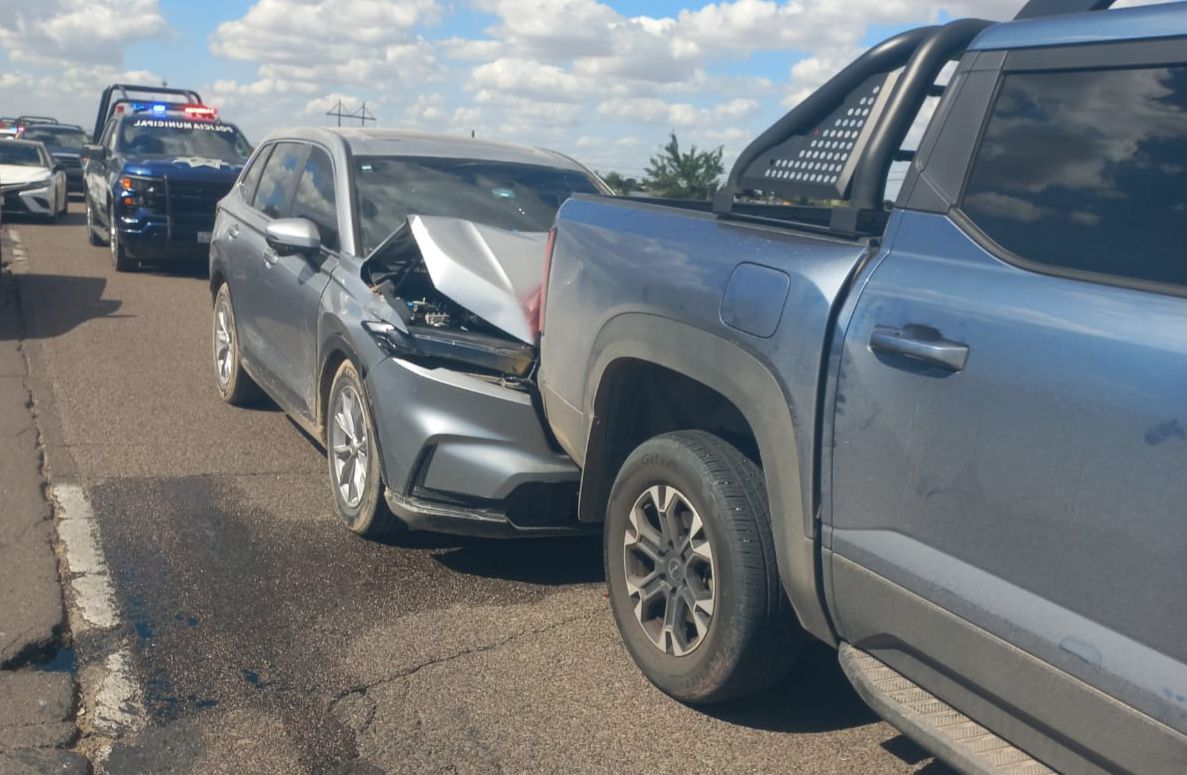 Choque entre dos camionetas en la carretera México 15 de Guasave, Sinaloa deja solo daños materiales