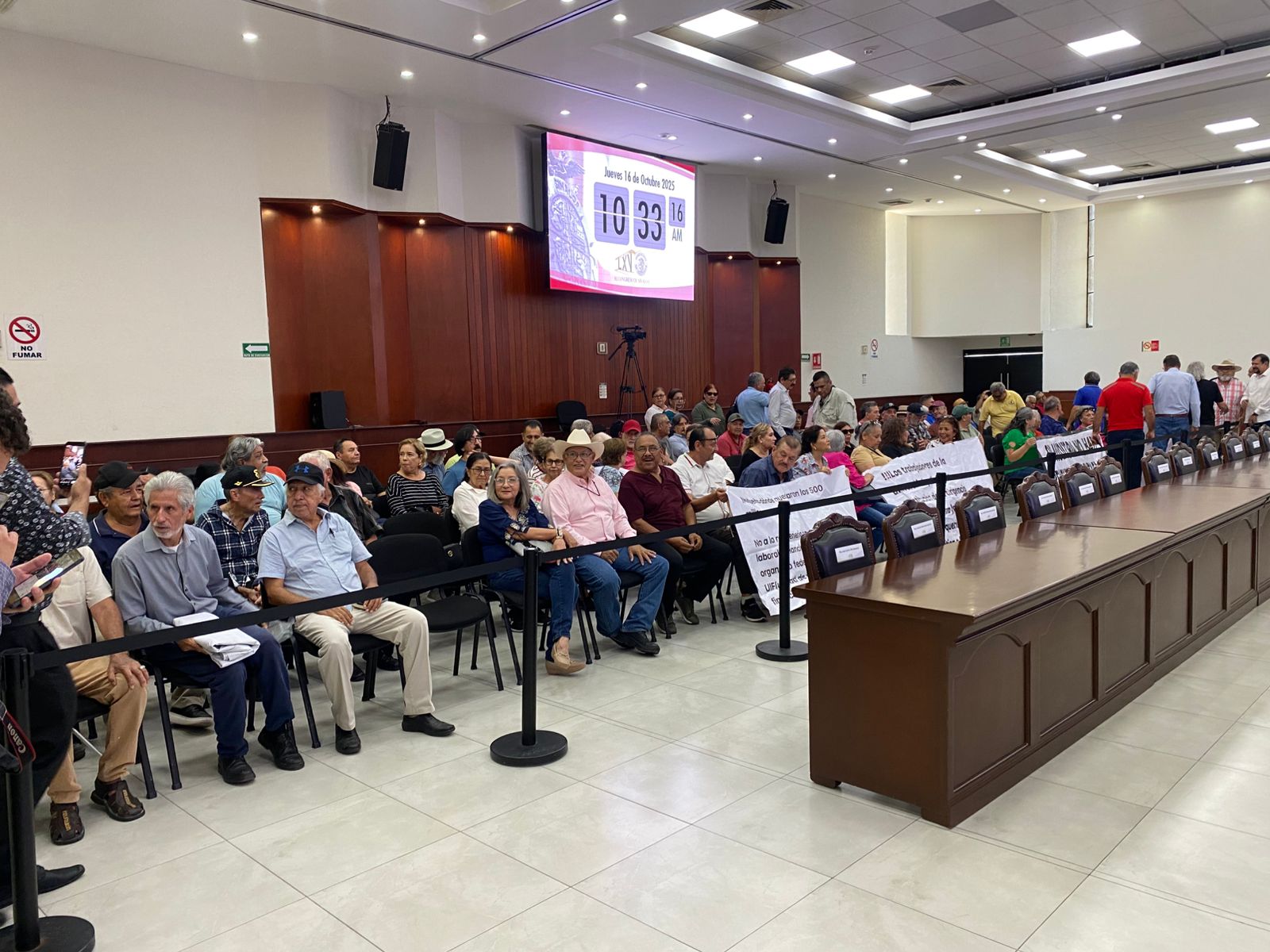 Con manifestación, exigen jubilados de la UAS apoyo de diputados para un cese a los abusos de parte de autoridades universitarias