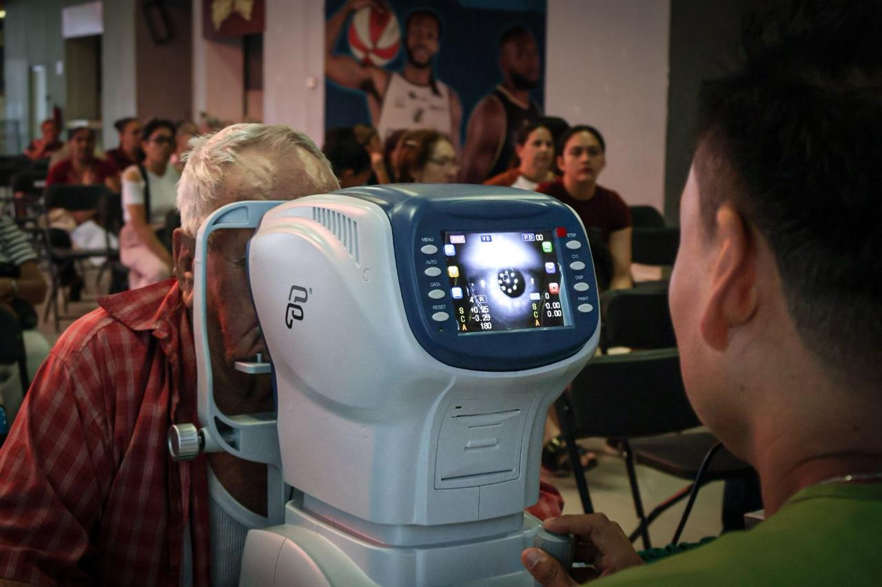 DIF Culiacán y la Beneficencia Pública entregan más de 200 lentes en jornada gratuita