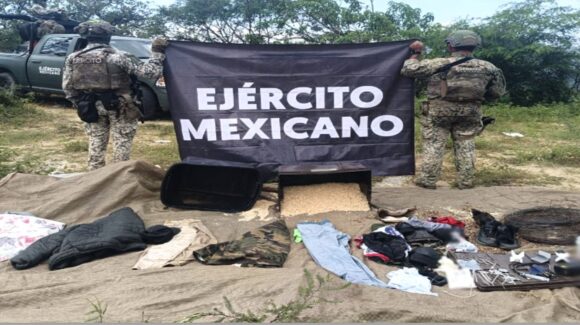 Decomisan campamentos con armas y $16 mil 700 en droga en Badiraguato, Sinaloa