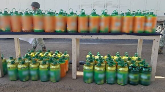 Decomisan mil 67 litros de metanfetamina oculta en bidones de limpiador en Sonora; iba rumbo a Baja California