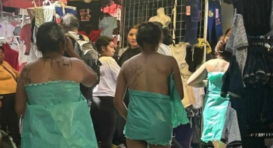 Desnudan, rapan y golpean a presuntas farderas en tianguis de Texmelucan, Puebla