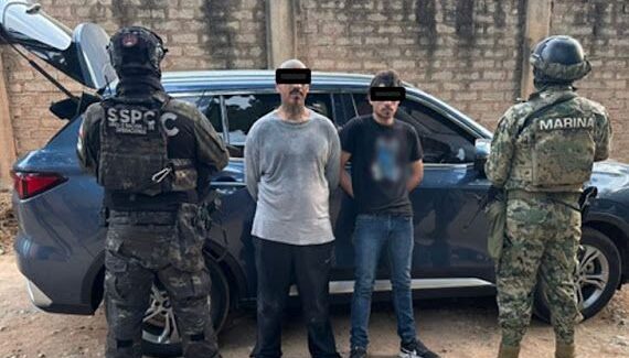 Detienen a dos hombres con armas y en carro robado en El Salado, Culiacán, Sinaloa