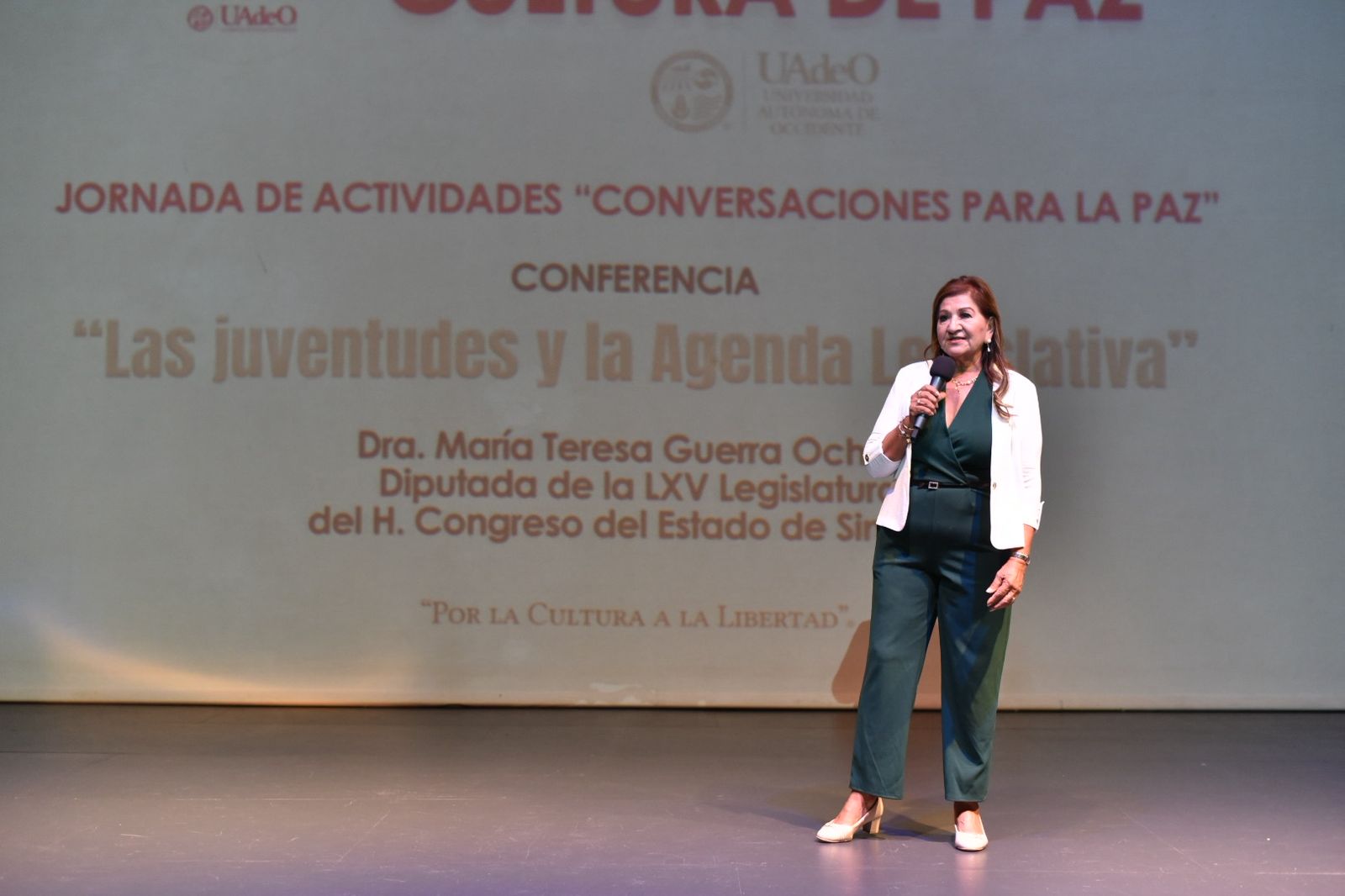 Diputada Tere Guerra sostiene charla sobre construcción de paz con jóvenes de la UAdeO