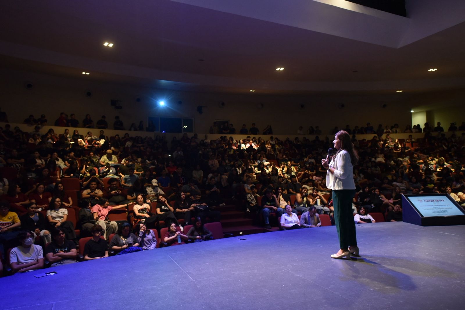 Diputada Tere Guerra sostiene charla sobre construcción de paz con jóvenes de la UAdeO