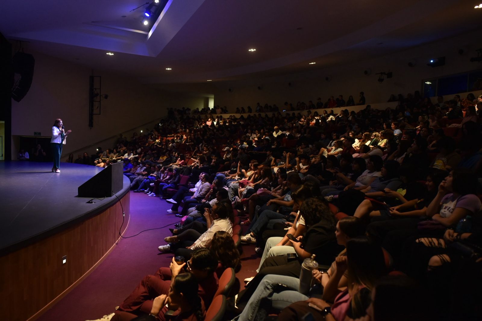 Diputada Tere Guerra sostiene charla sobre construcción de paz con jóvenes de la UAdeO