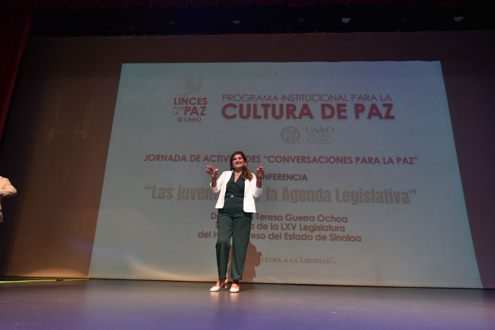 Diputada Tere Guerra sostiene charla sobre construcción de paz con jóvenes de la UAdeO