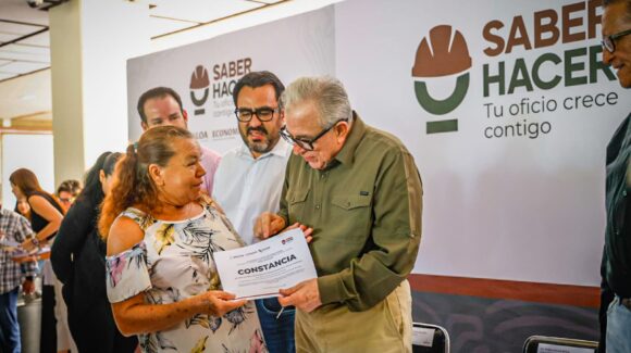 Entrega Rocha equipamiento del programa “Saber Hacer” a herreros, carpinteros, plomeros y electricistas