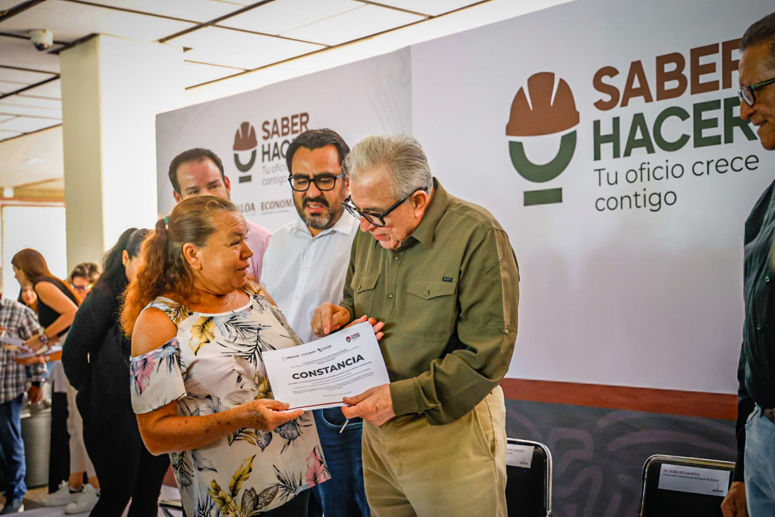 Entrega Rocha apoyos del programa Saber Hacer