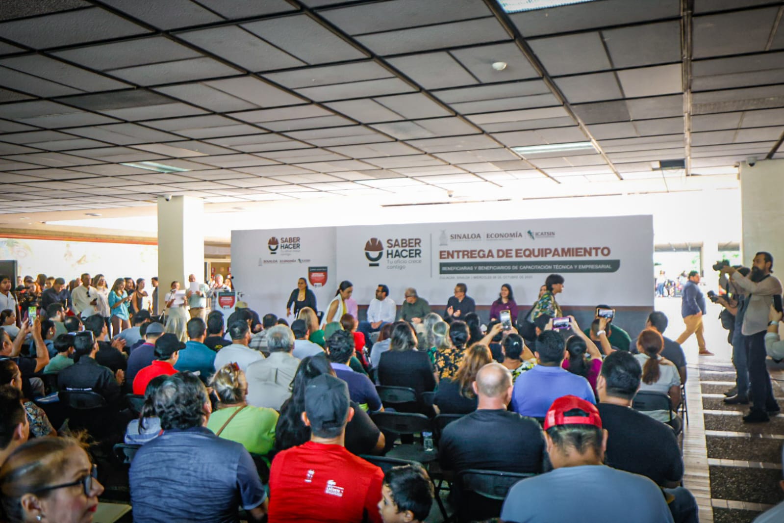 Entrega Rocha apoyos del programa Saber Hacer