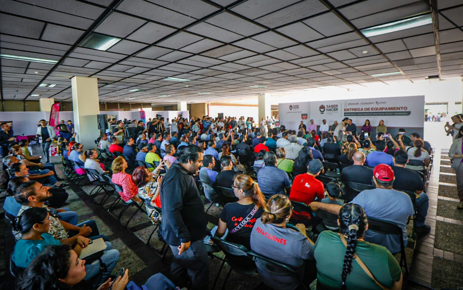 Entrega Rocha apoyos del programa Saber Hacer