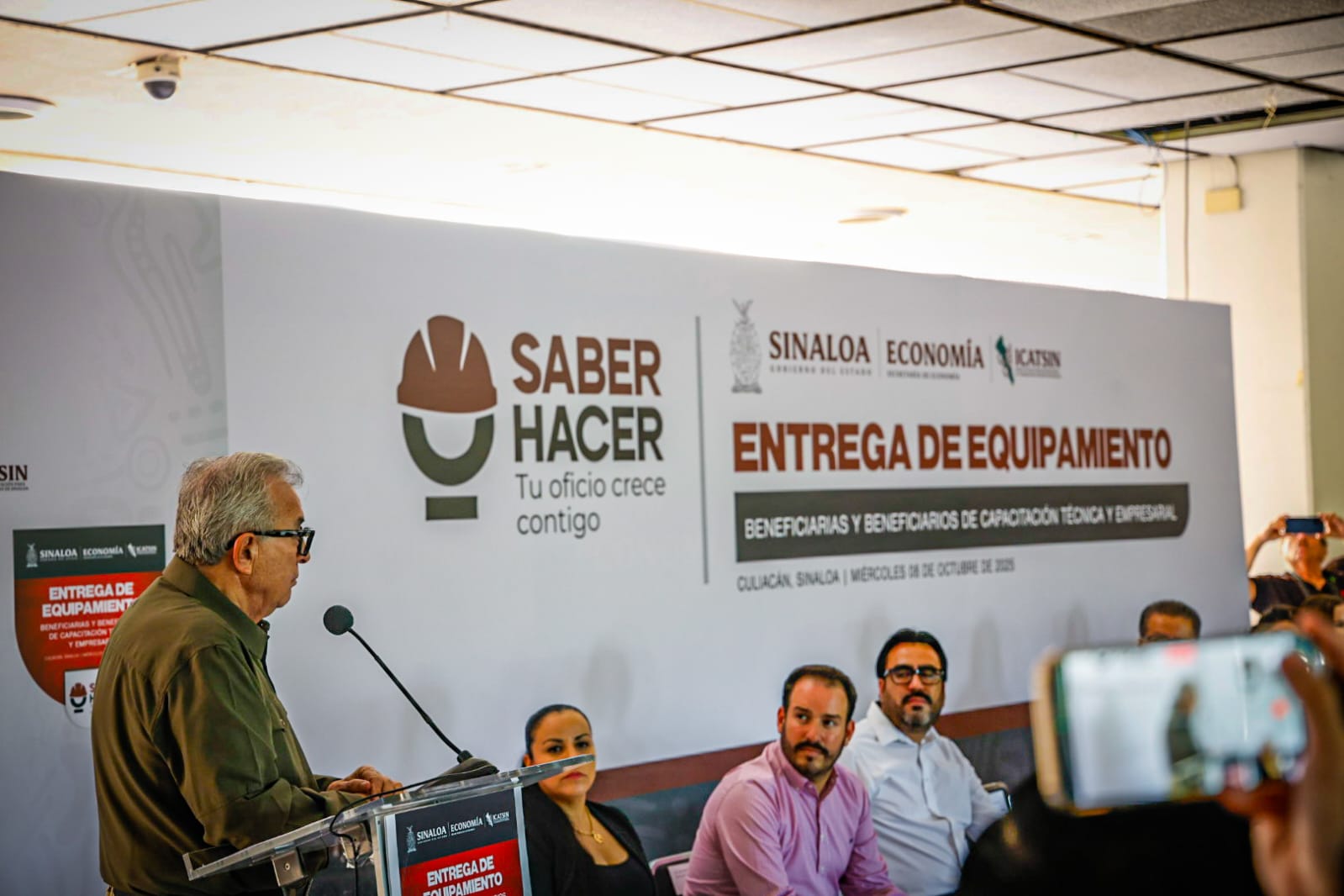 Entrega Rocha apoyos del programa Saber Hacer