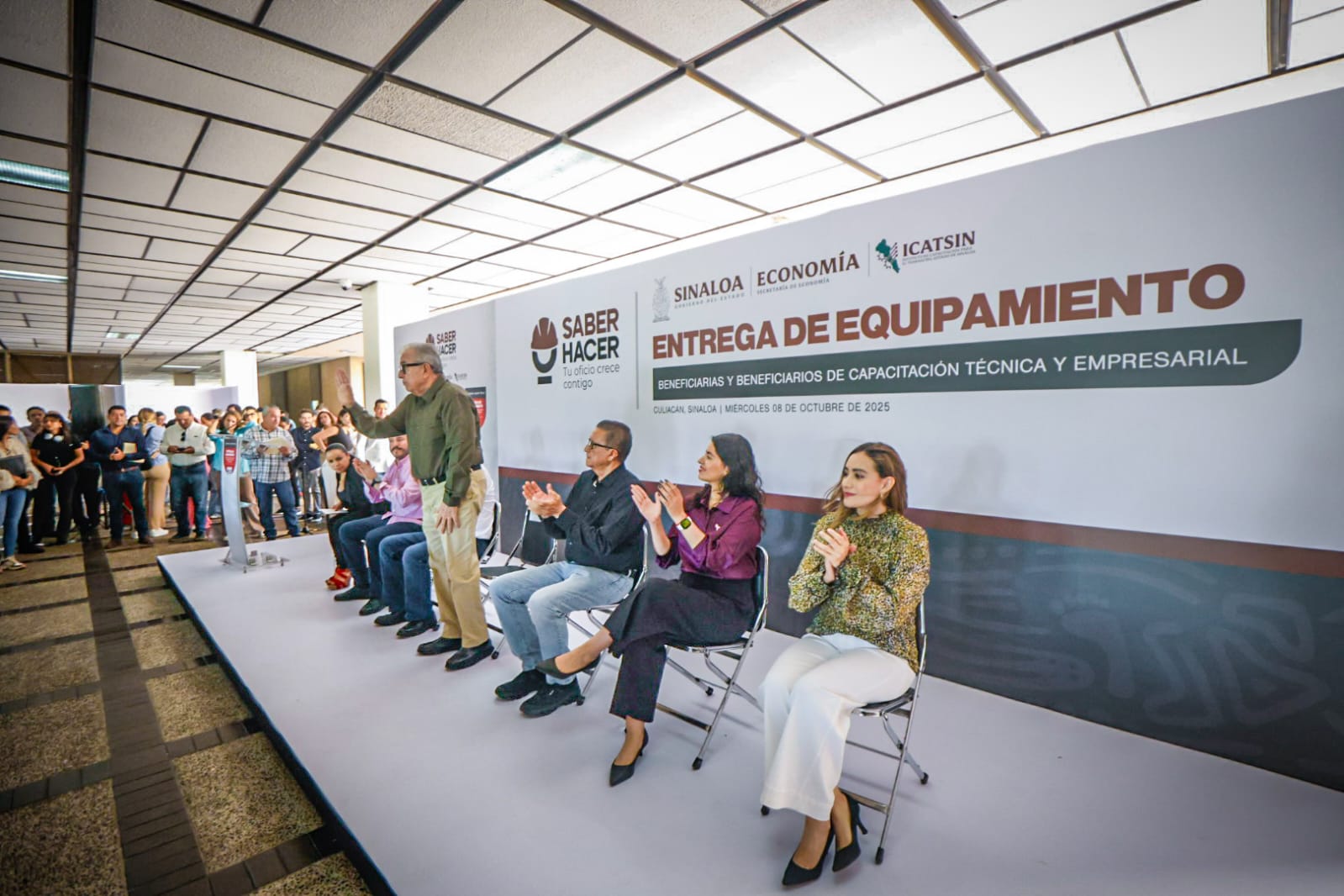 Entrega Rocha apoyos del programa Saber Hacer