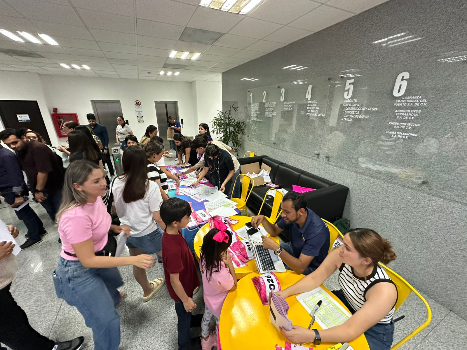 Entrega de kits para la carrera Rosa en Vibra Radio