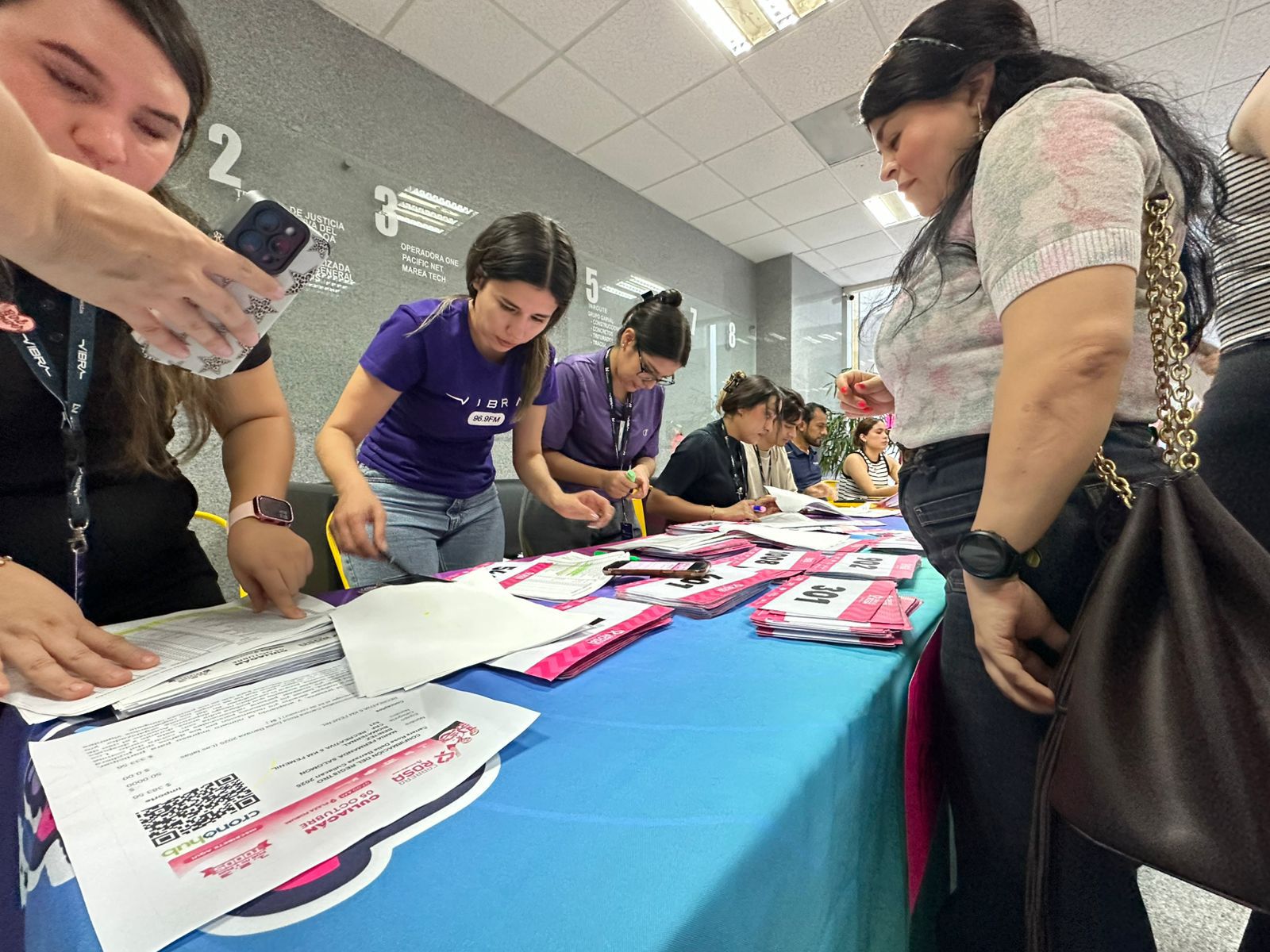 Entrega de kits para la carrera Rosa en Vibra Radio