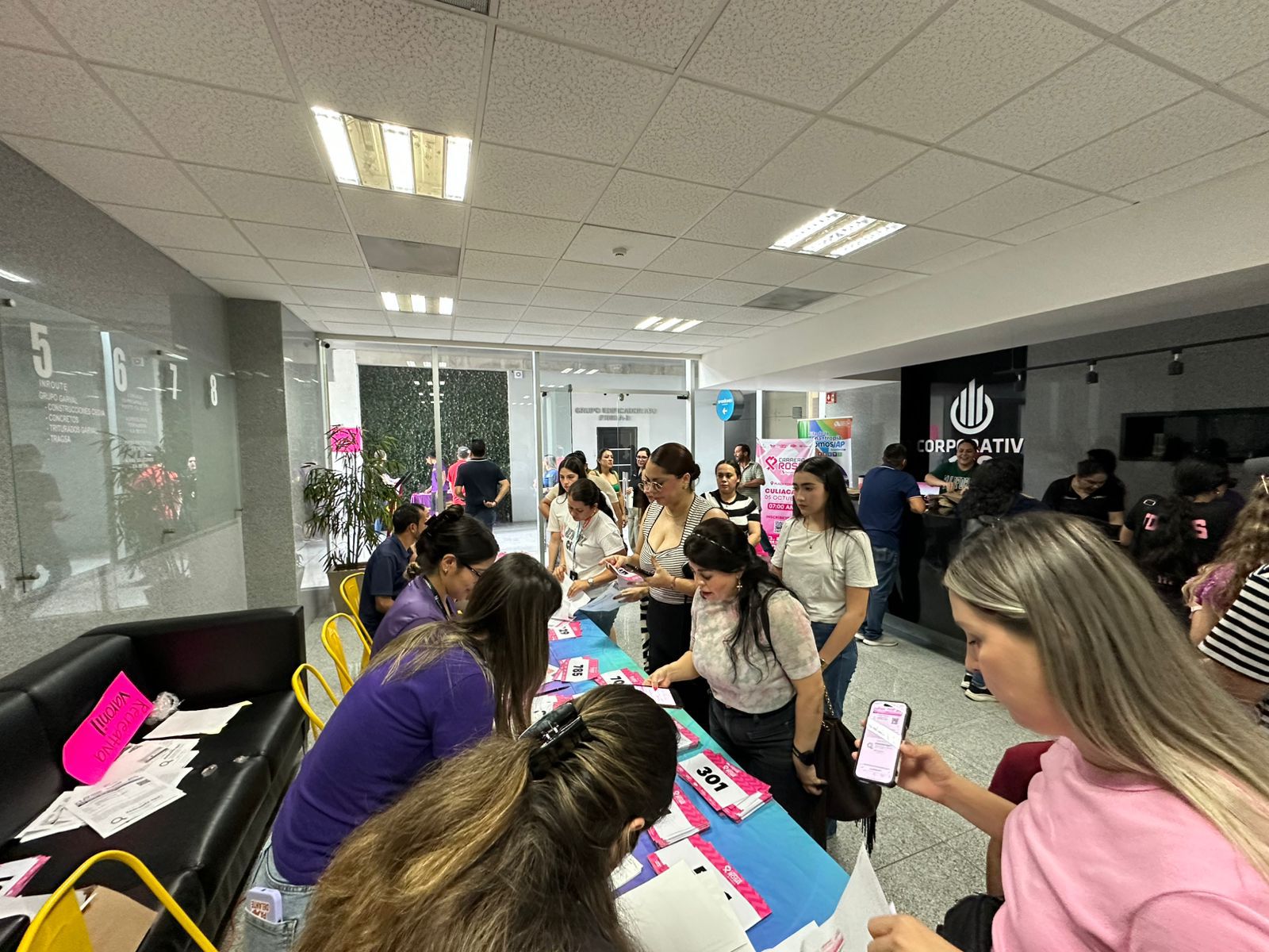 Entrega de kits para la carrera Rosa en Vibra Radio