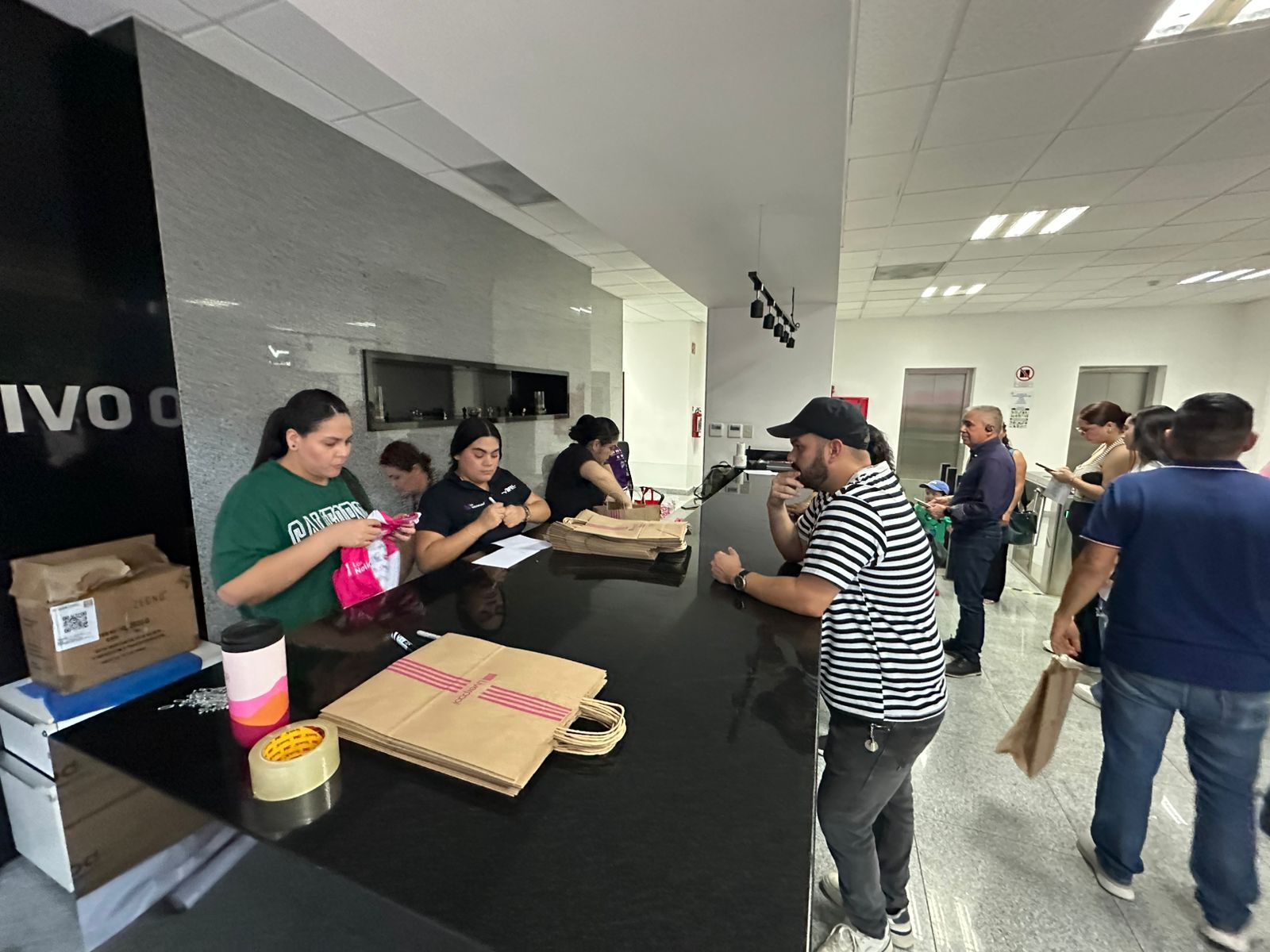 Entrega de kits para la carrera Rosa en Vibra Radio