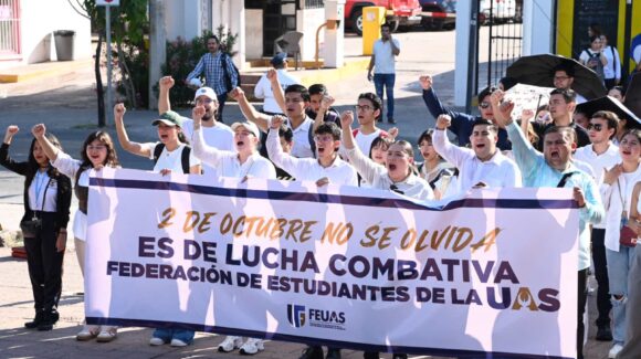 Estudiantes de la UAS marchan en Culiacán, Sinaloa, en memoria de los estudiantes asesinados en la masacre de Tlatelolco