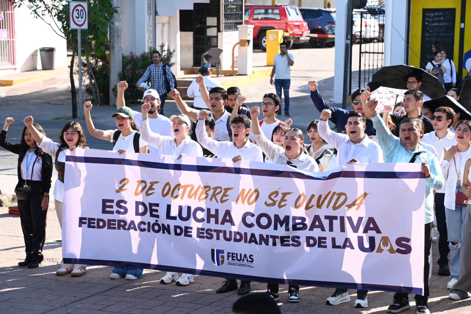 Estudiantes de la UAS marchan en Culiacán, Sinaloa, en memoria de los estudiantes asesinados en la masacre de Tlatelolco