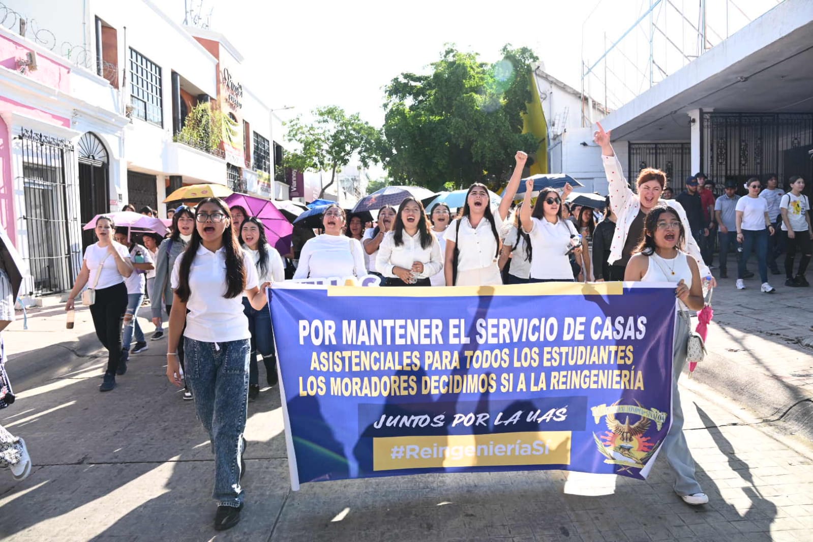 Estudiantes de la UAS marchan en Culiacán, Sinaloa, en memoria de los estudiantes asesinados en la masacre de Tlatelolco