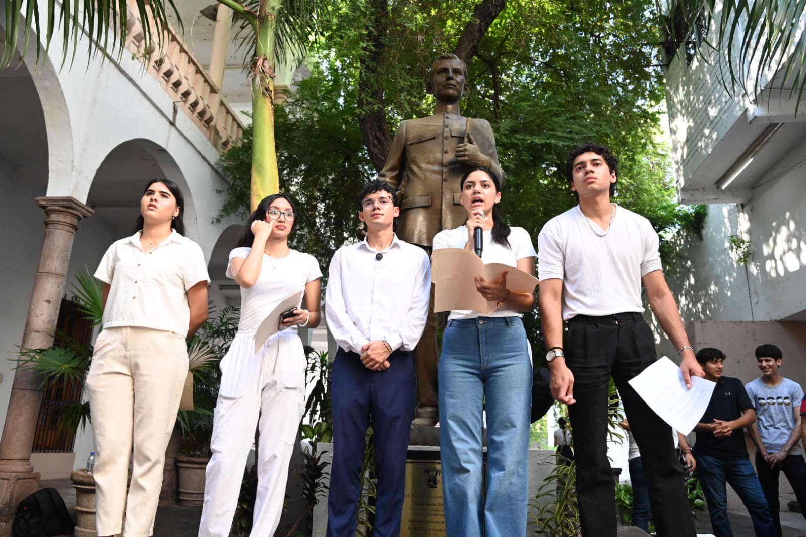 Estudiantes de la UAS marchan en Culiacán, Sinaloa, en memoria de los estudiantes asesinados en la masacre de Tlatelolco