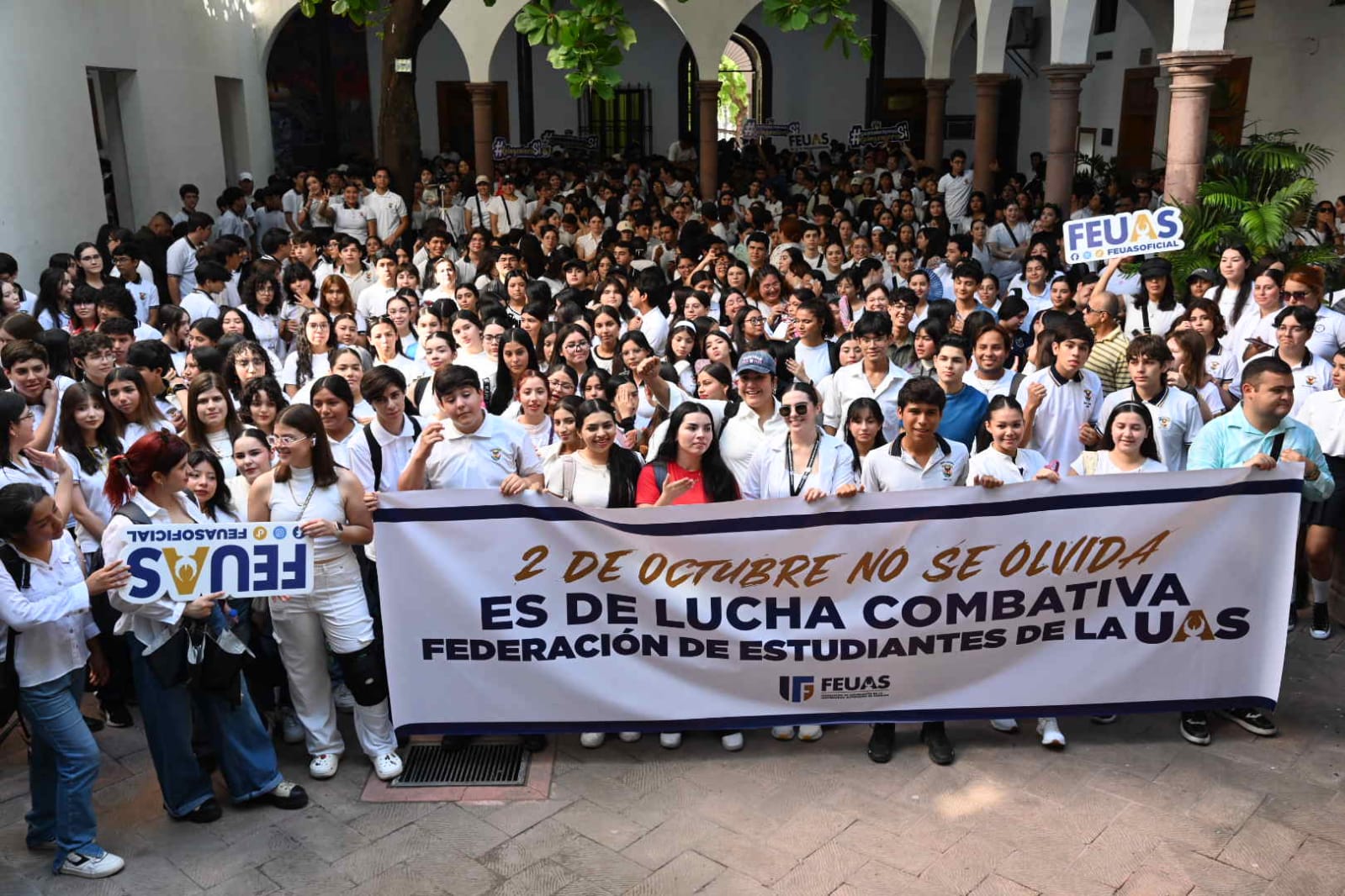 Estudiantes de la UAS marchan en Culiacán, Sinaloa, en memoria de los estudiantes asesinados en la masacre de Tlatelolco
