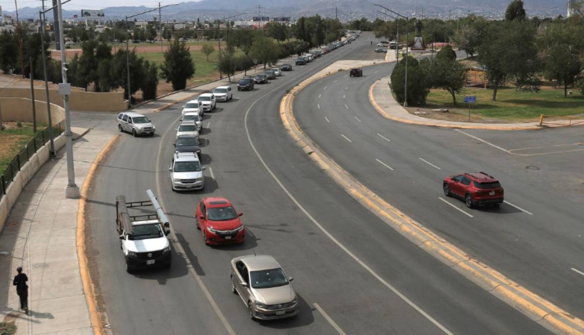 Fila en el puente Internacional Córdova de las Américas, de Ciudad Juárez, para cruzar a Estados Unidos.