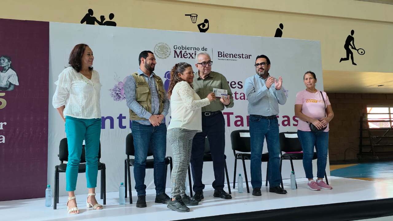 Gobernador entrega tarjetas de la Pensión Mujeres Bienestar en Sinaloa
