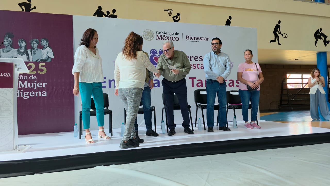 Gobernador entrega tarjetas de la Pensión Mujeres Bienestar en Sinaloa