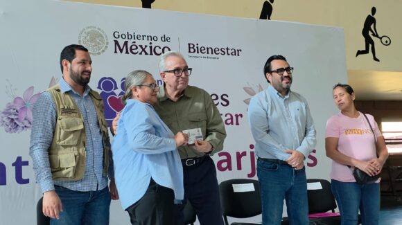 Ya son más de 71 mil beneficiarias del programa Pensión Mujeres Bienestar en Sinaloa: Rocha Moya encabeza entrega de tarjetas