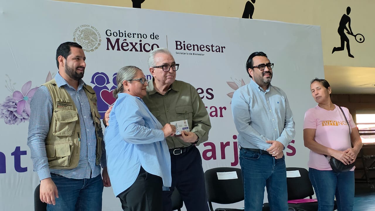 Gobernador entrega tarjetas de la Pensión Mujeres Bienestar en Sinaloa