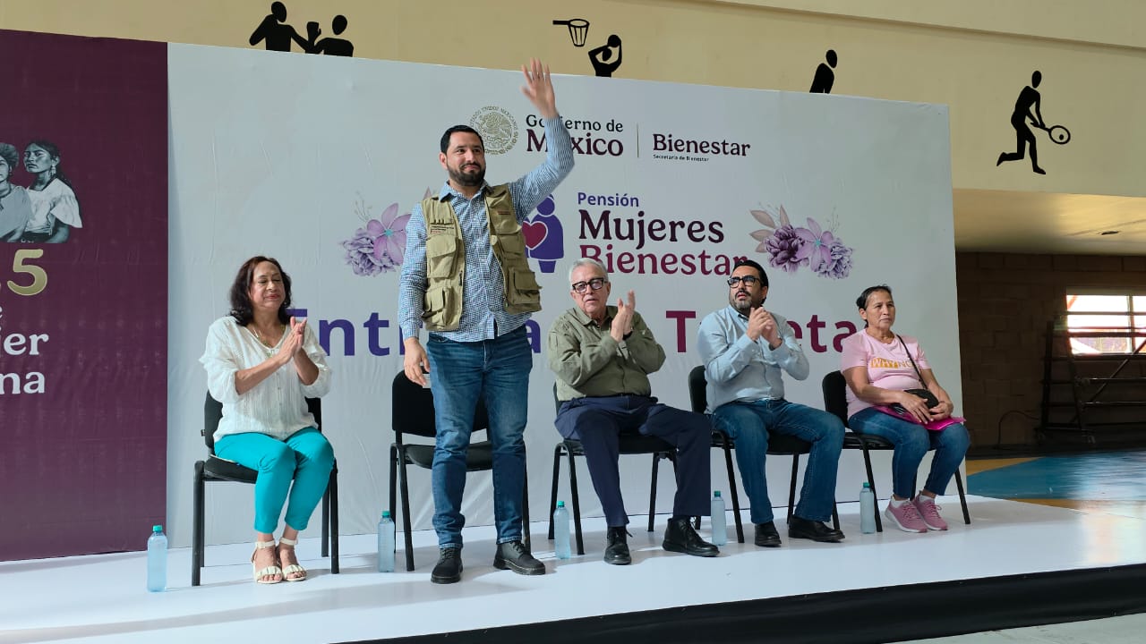 Gobernador entrega tarjetas de la Pensión Mujeres Bienestar en Sinaloa